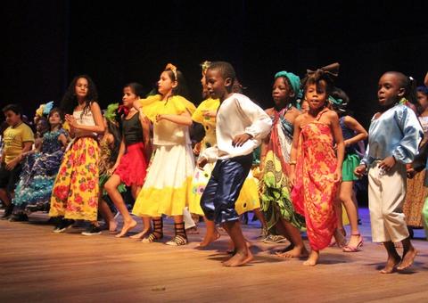 Alunos da escola Waldir Garcia se apresentam no Teatro Amazonas