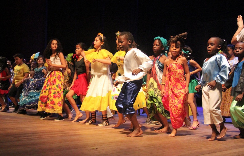 Alunos da escola Waldir Garcia se apresentam no Teatro Amazonas