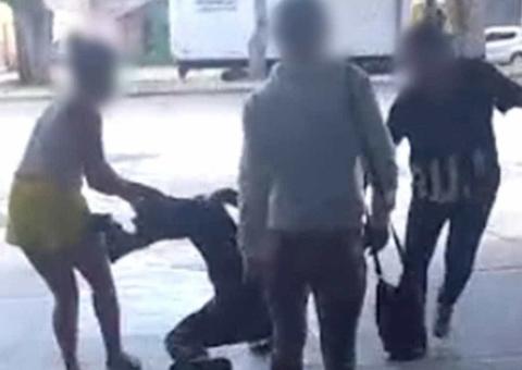 Homem é espancado por grupo de mulheres após assediar adolescente em rodoviária