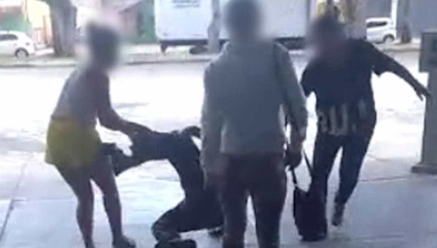 Homem é espancado por grupo de mulheres após assediar adolescente em rodoviária