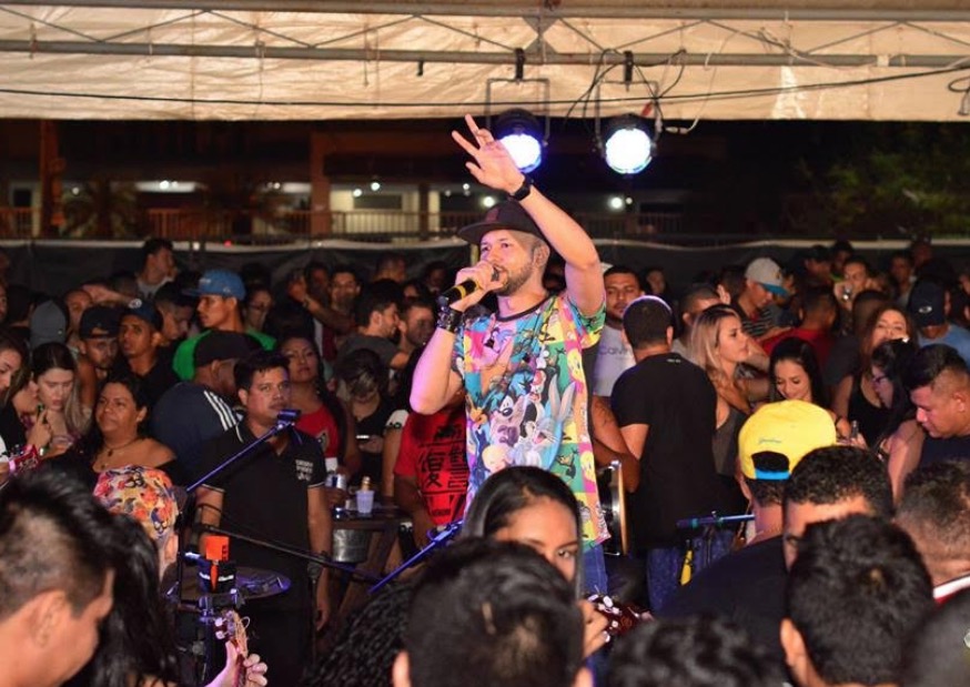 Meia Noite Acaba embala a noite de sábado com La Casa de Pagode