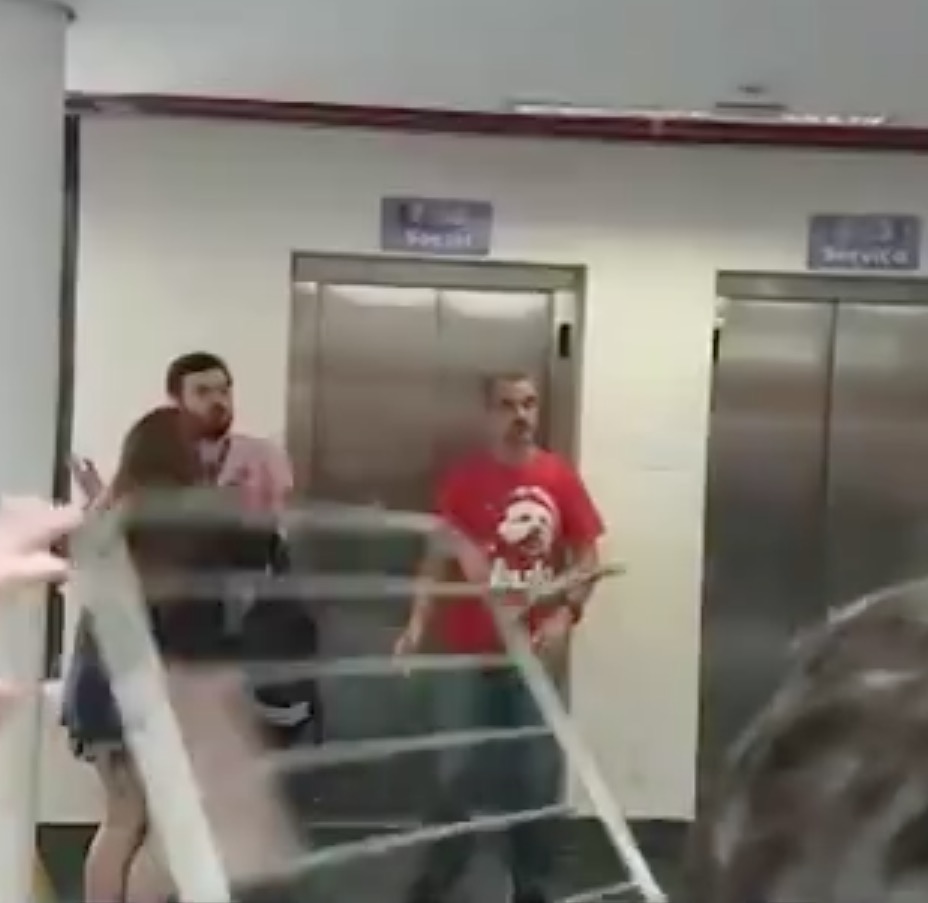 Manifestantes pró-Lula agridem jornalistas na sede do Sindicato dos Metalúrgicos