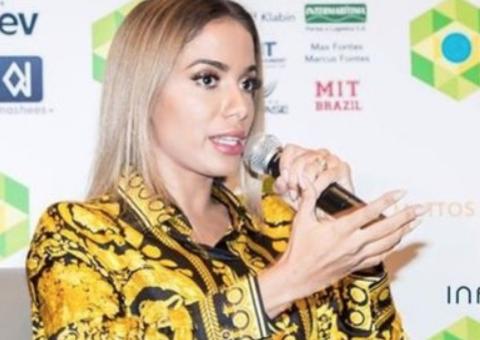 Nos EUA, Anitta rouba a cena e é aplaudida de pé durante palestra em Harvard