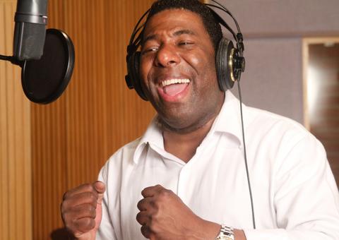 Netinho de Paula faz show especial pagode anos 90 em Manaus