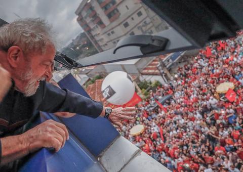VÍDEO: Lula passa mal após discursar durante quase uma hora