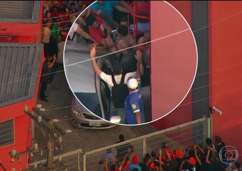  Lula entra em carro e é impedido de sair de sindicato por manifestantes