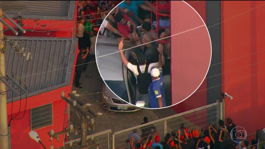  Lula entra em carro e é impedido de sair de sindicato por manifestantes