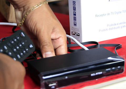 Idosos recebem conversores digitais gratuitos em Manaus