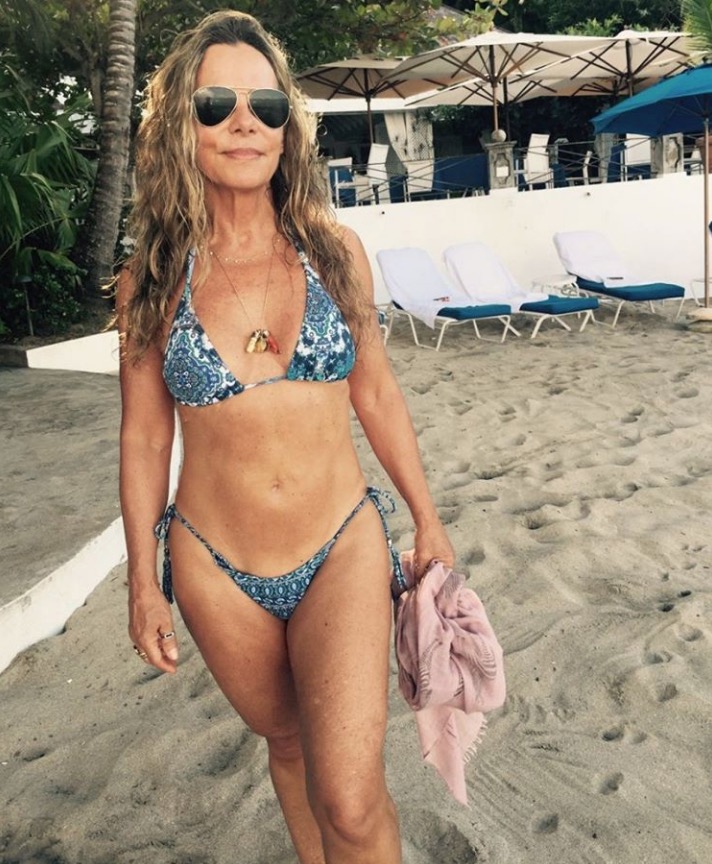 Bruna Lombardi posa de biquíni micro aos 65 e arranca elogios