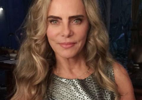 Bruna Lombardi posa de biquíni micro aos 65 e arranca elogios