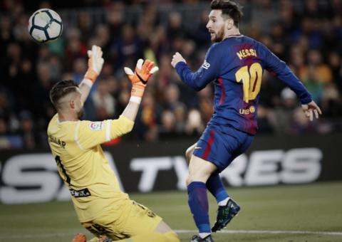 Messi faz hat trick, Barcelona vence e iguala recorde de invencibilidade