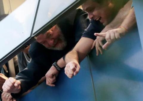 Lula deixa sede do sindicato dos metalúrgicos a pé e se entrega à PF