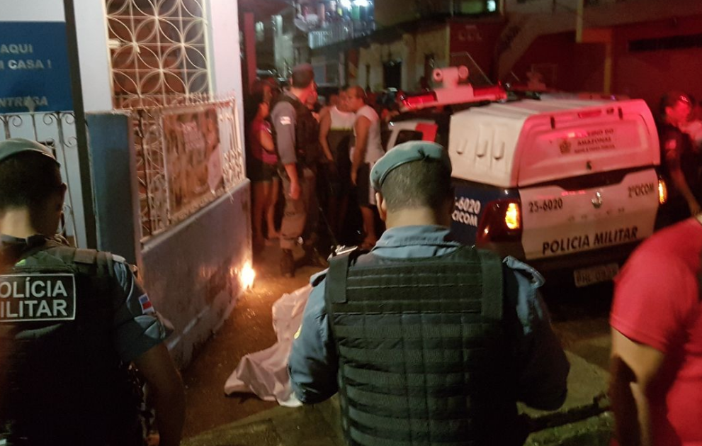 Jogando dominó, homem é morto durante tentativa de execução a traficante em Manaus