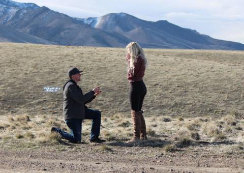 Pai surpreende filha durante pedido de casamento e imagem bomba na internet