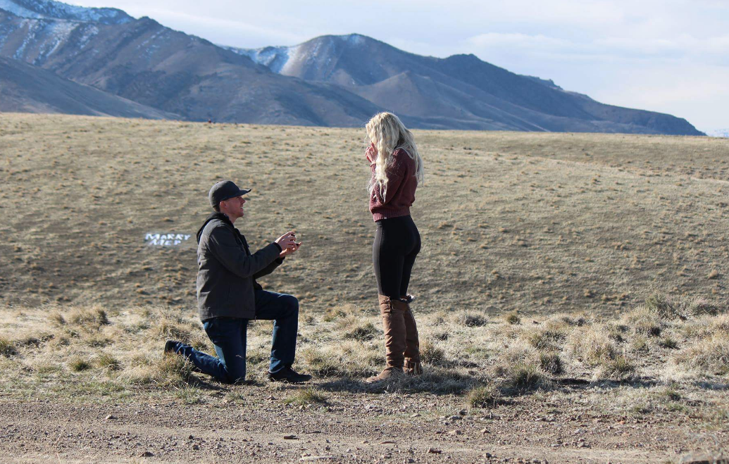 Pai surpreende filha durante pedido de casamento e imagem bomba na internet
