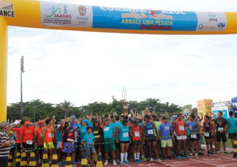 Mesmo com chuva, mais de 800 pessoas participam da  Corrida Azul em Manaus