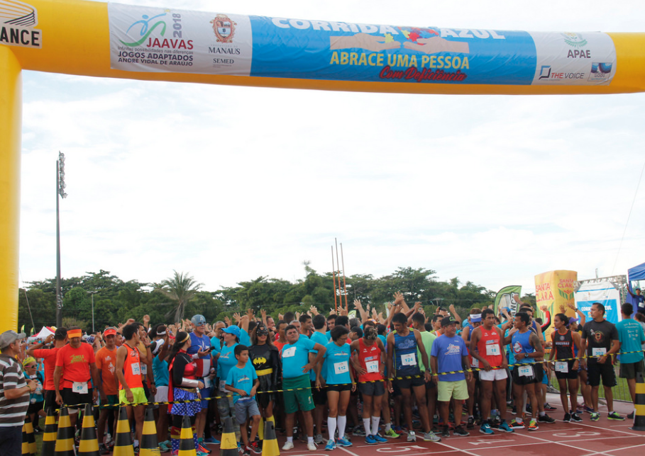 Mesmo com chuva, mais de 800 pessoas participam da  Corrida Azul em Manaus