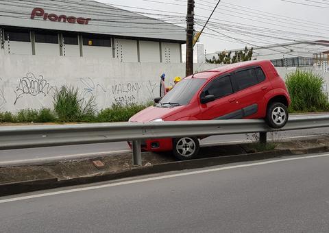 Carro voa e vai parar em cima de canteiro central, em acidente na av. Torquato Tapajós