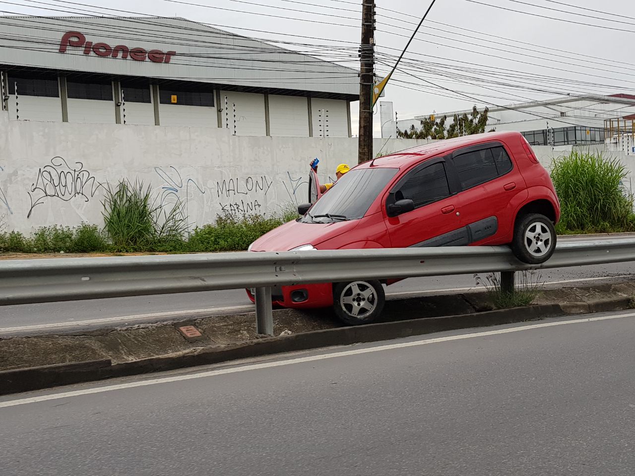 Carro voa e vai parar em cima de canteiro central, em acidente na av. Torquato Tapajós
