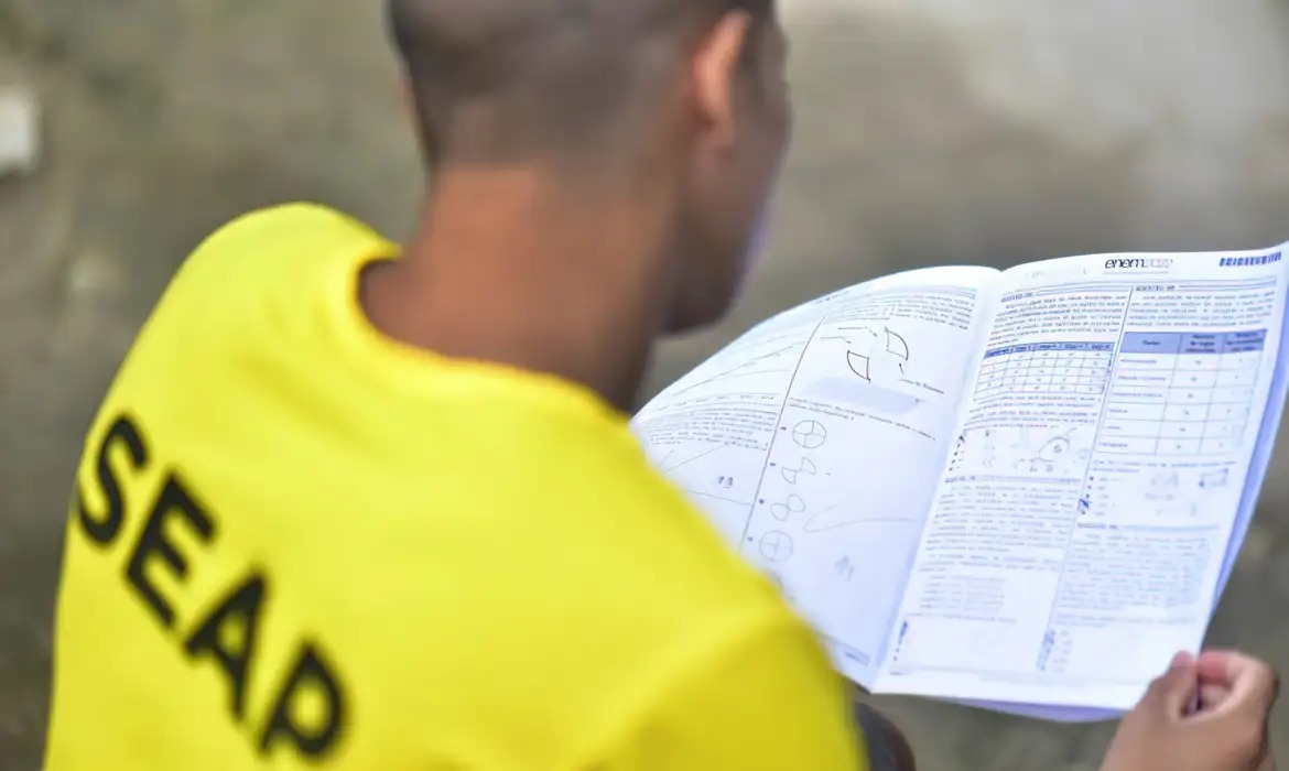 Inep realiza hoje provas do Enem para presos em todo o país