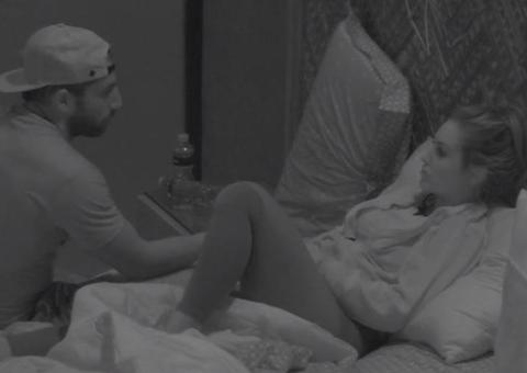  BBB18: Kaysar esquenta o clima com Jéssica no edredom e causa polêmica