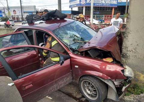 Genro e sogra ficam feridos após carro colidir violentamente contra passarela em Manaus