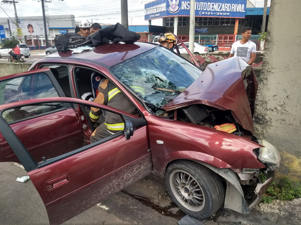 Genro e sogra ficam feridos após carro colidir violentamente contra passarela em Manaus