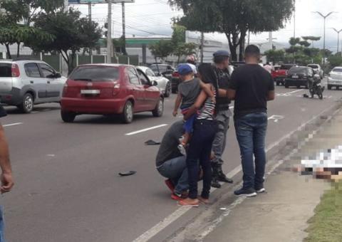 Jovem morre ao ser arremessado durante colisão entre carro e moto em Manaus