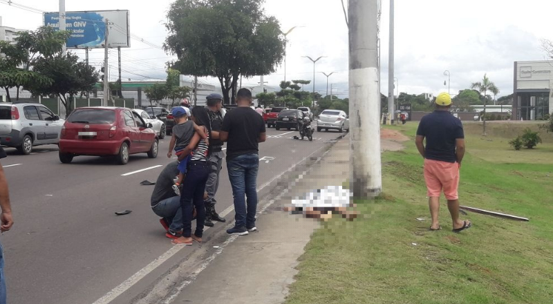 Jovem morre ao ser arremessado durante colisão entre carro e moto em Manaus