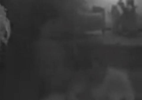 BBB18: Jéssica abre as pernas e depila virilha na frente de Kaysar durante banho