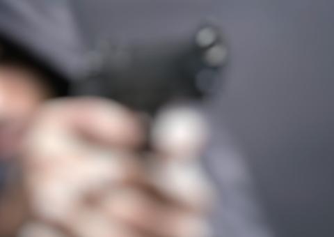 Encapuzados executam homem e atiram contra esposa e bebê em Manaus