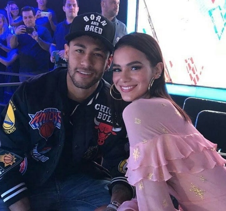 Neymar e Bruna Marquezine curtem final do The Voice Kids juntinhos