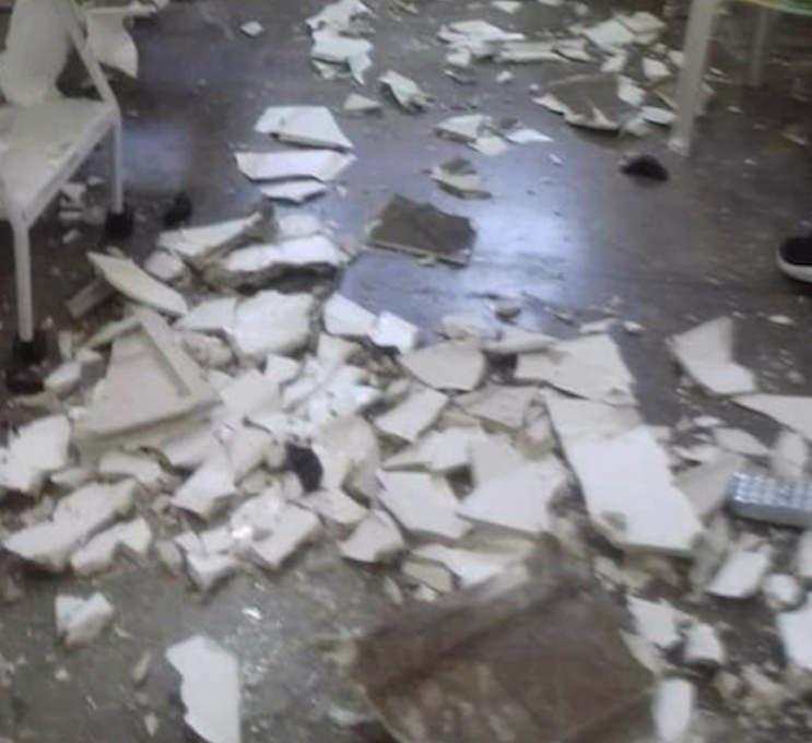 Parte do teto desaba em cima de leitos e berços na Maternidade Moura Tapajóz