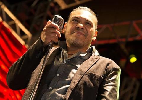 Cantor sertanejo é esfaqueado três vezes nas costas durante assalto 