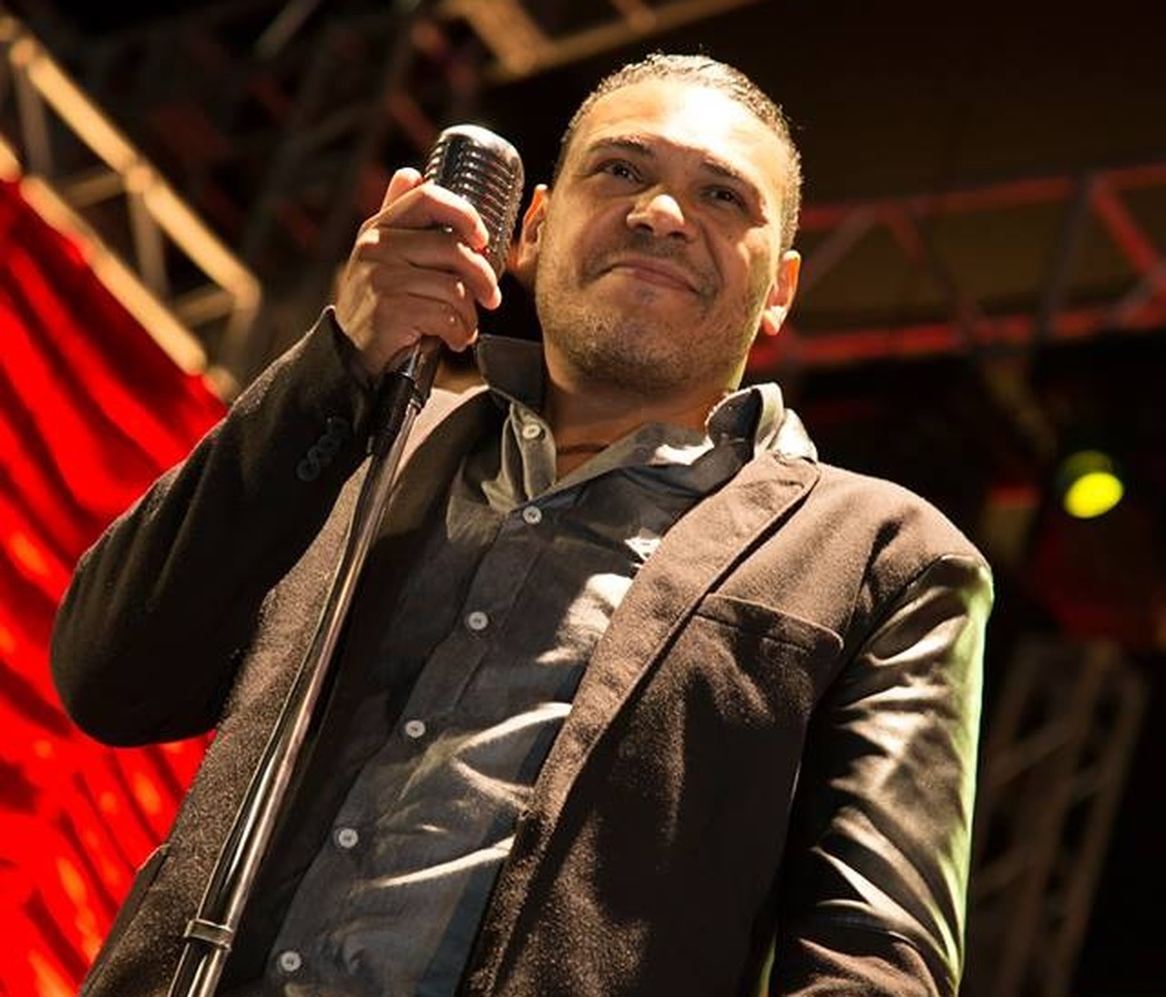 Cantor sertanejo é esfaqueado três vezes nas costas durante assalto 