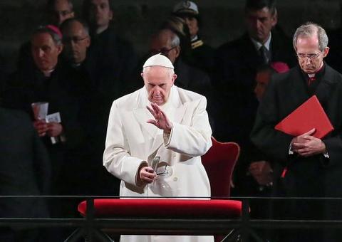 Papa pede ajuda aos pobres e critica os que 'gastam alegremente'