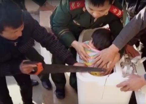 Criança fica presa em máquina de lavar durante brincadeira de esconde-esconde