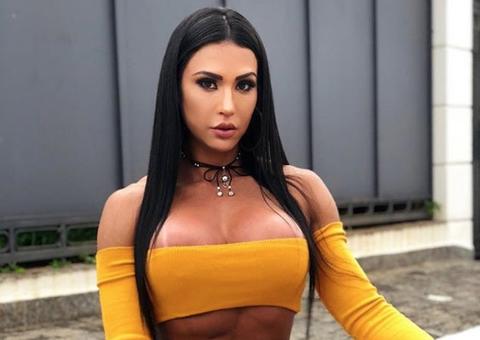 De microshort, Gracyanne Barbosa rebola loucamente em show