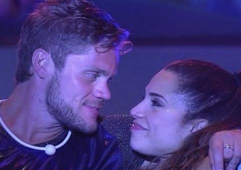 Sem tentar disfarçar, Breno e Paula têm transa explícita no BBB18