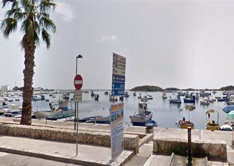 Pais se empolgam durante selfie e deixam bebê cair no mar