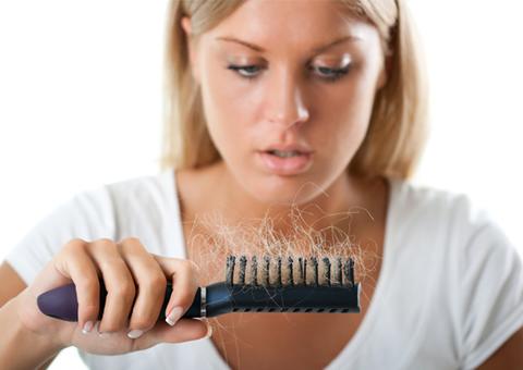 Queda de cabelo intensa pode ter relação com 3 doenças. Saiba quais