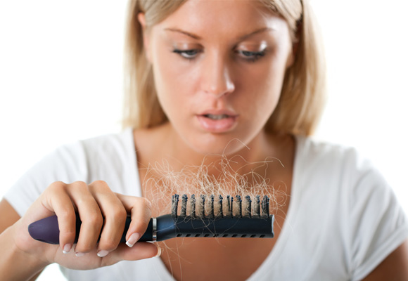 Queda de cabelo intensa pode ter relação com 3 doenças. Saiba quais