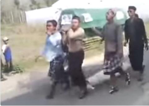 Corpo cai do caixão durante funeral e funcionários não percebem. Veja vídeo