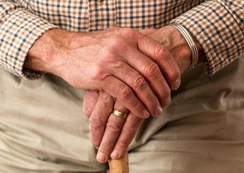 Idoso de 81 anos usa meia para matar esposa estrangulada em casa