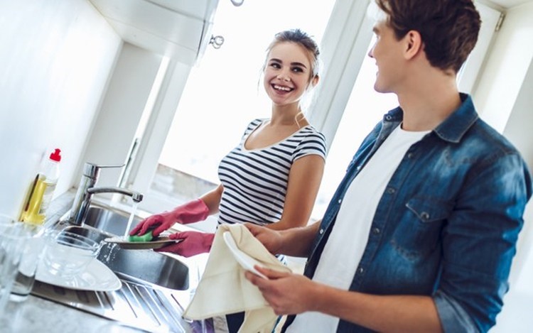 Não ajudar a lavar louça pode piorar o sexo e a relação, diz estudo