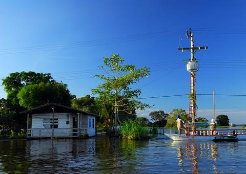 Comunidade no Amazonas recebe manutenção na rede elétrica  durante o período da cheia 