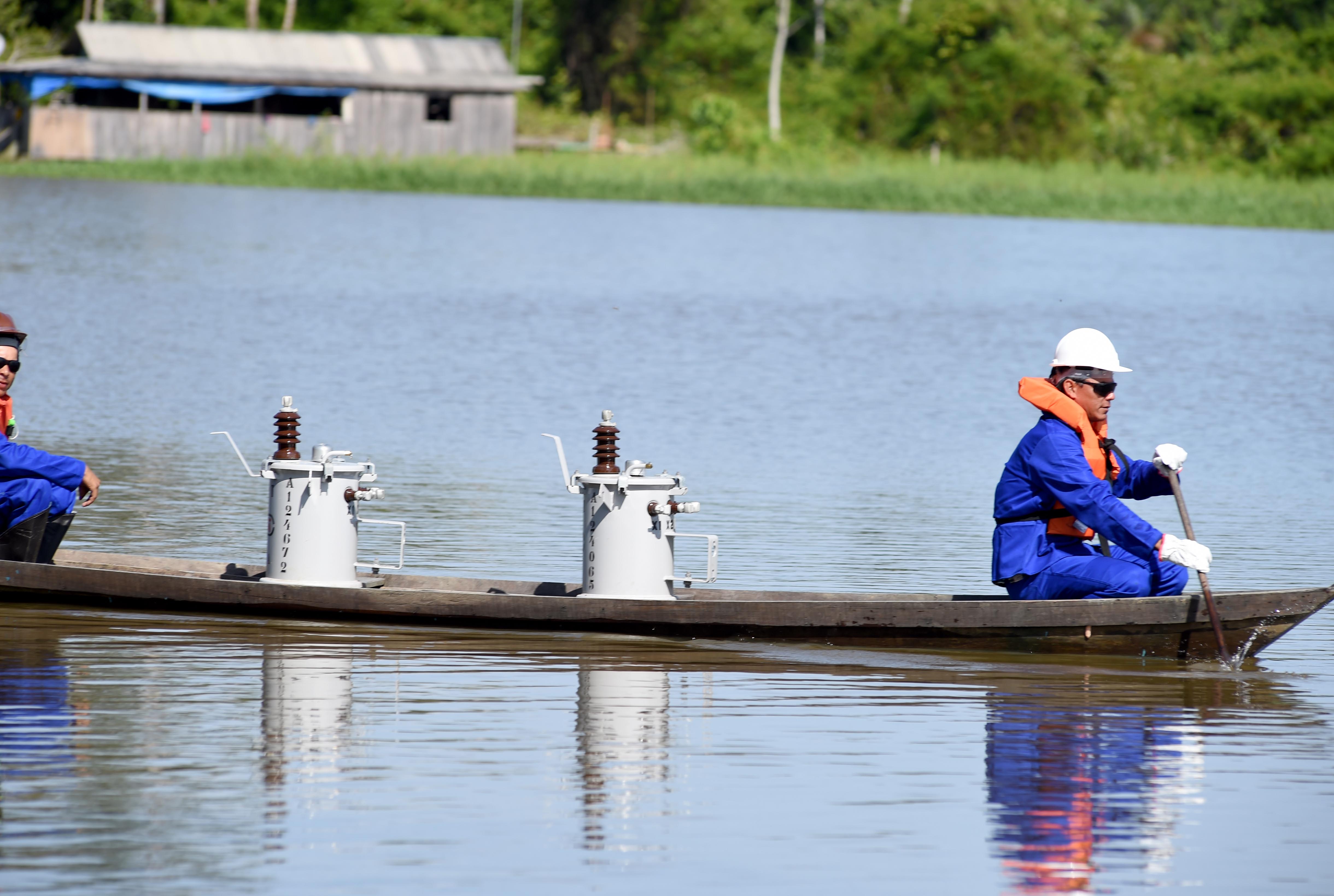 Comunidade no Amazonas recebe manutenção na rede elétrica  durante o período da cheia 
