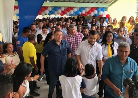 Prefeitura de Coari inaugura escola e entrega 16 mil kits escolares para estudantes 