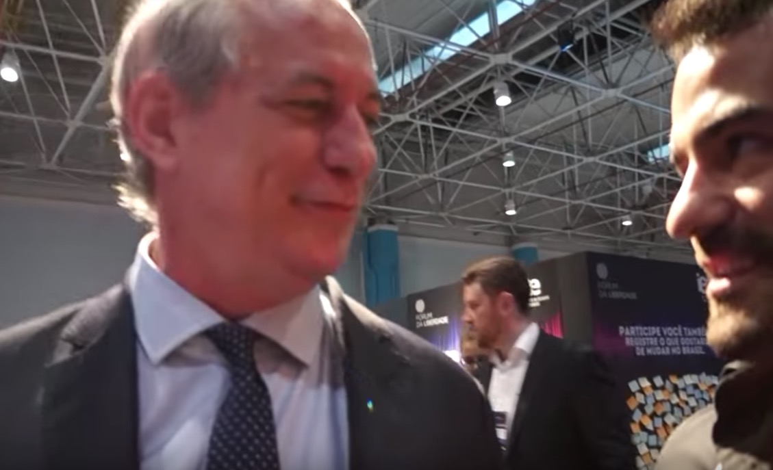 Ciro Gomes dá "tapa" em blogueiro e líder do MBL 