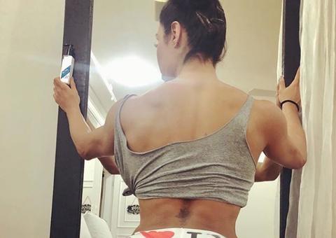 De calcinha, Gracyanne Barbosa dá surra de bumbum gigante